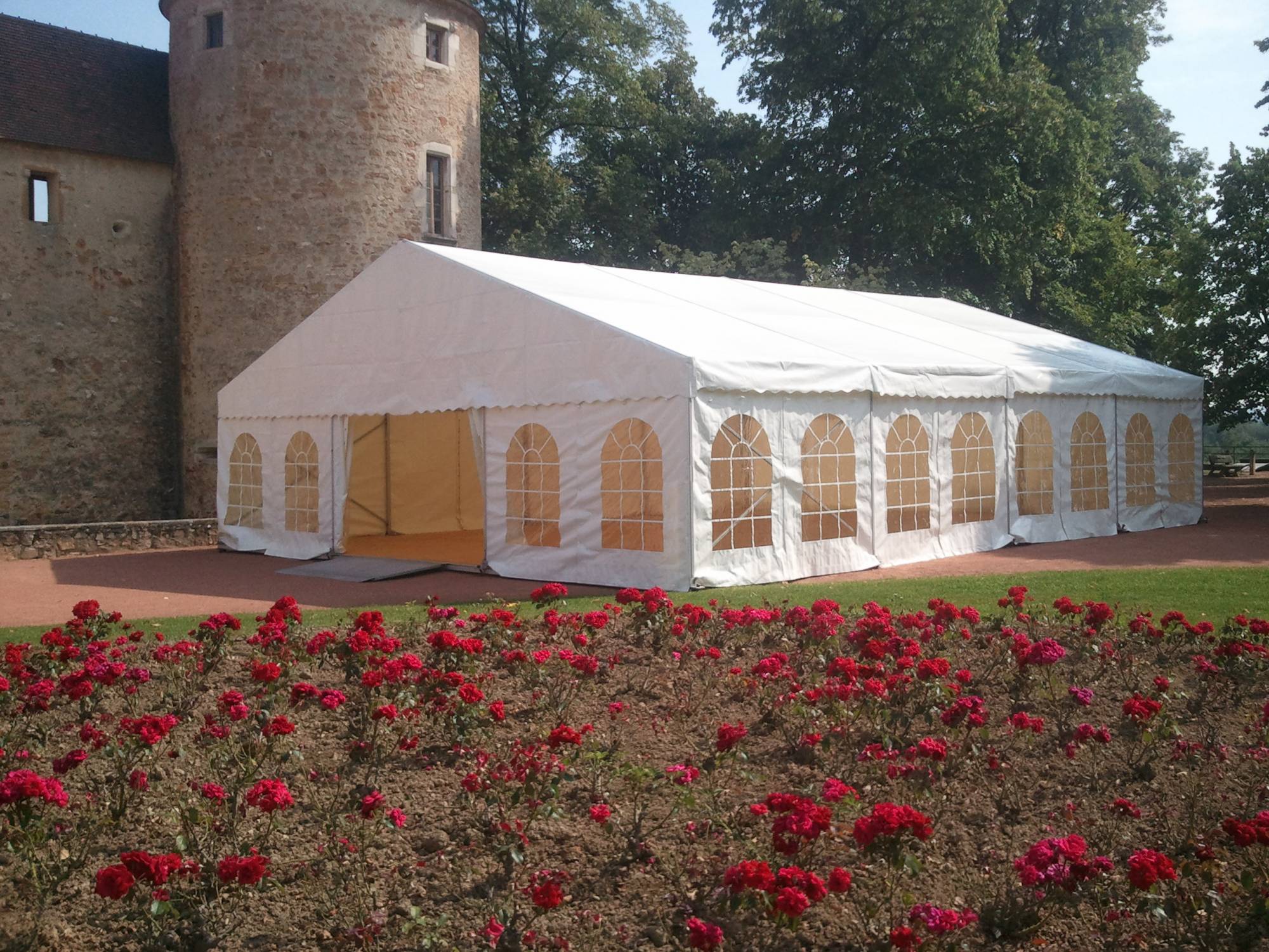 Location Tente et chapiteau 10 x 9 mètres 100 personnes debout et 80 personnes assises prix